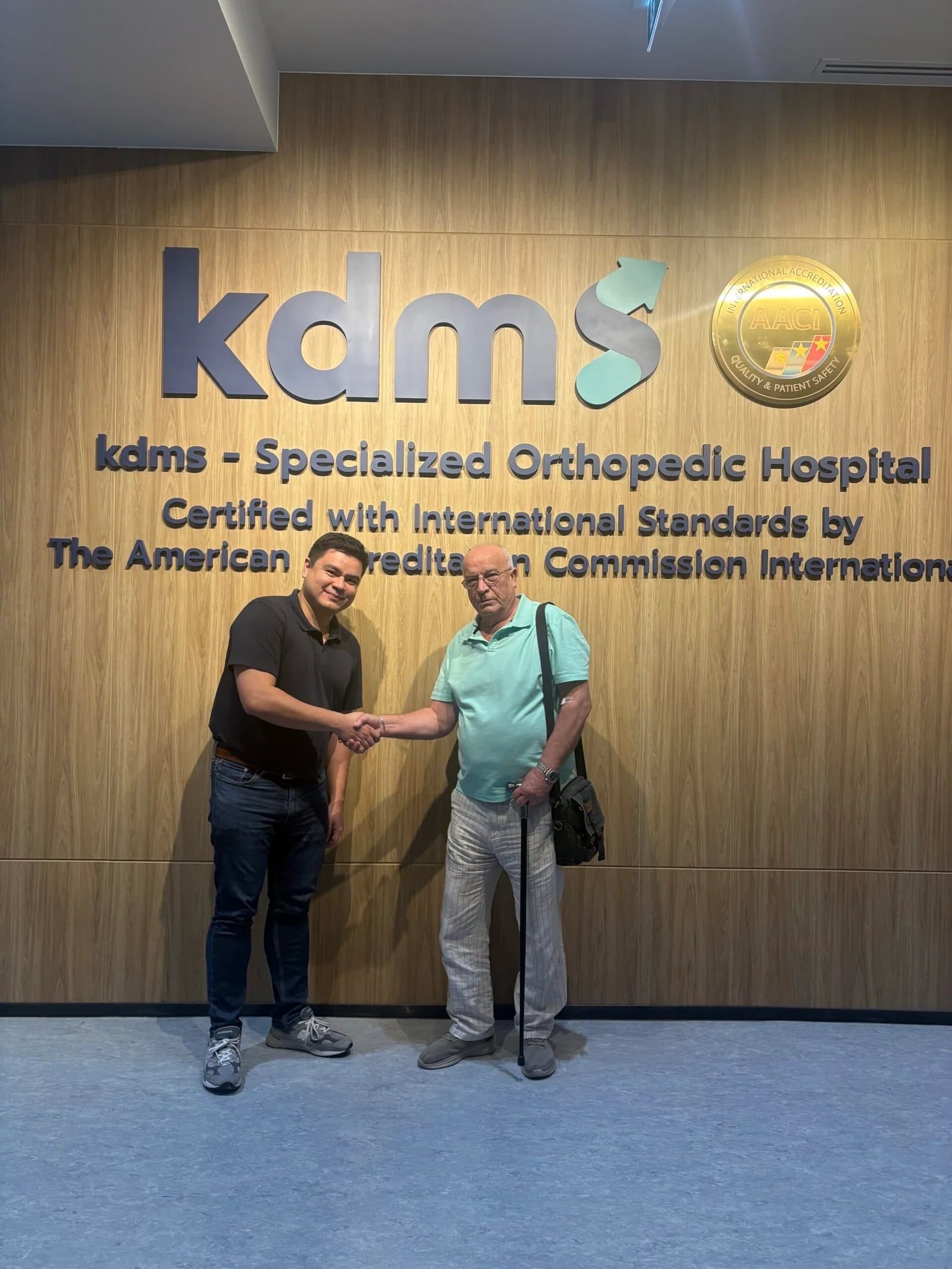 Alex, founder of Medidash Global, shaking hands with Steven Parker at KDMS Hospital