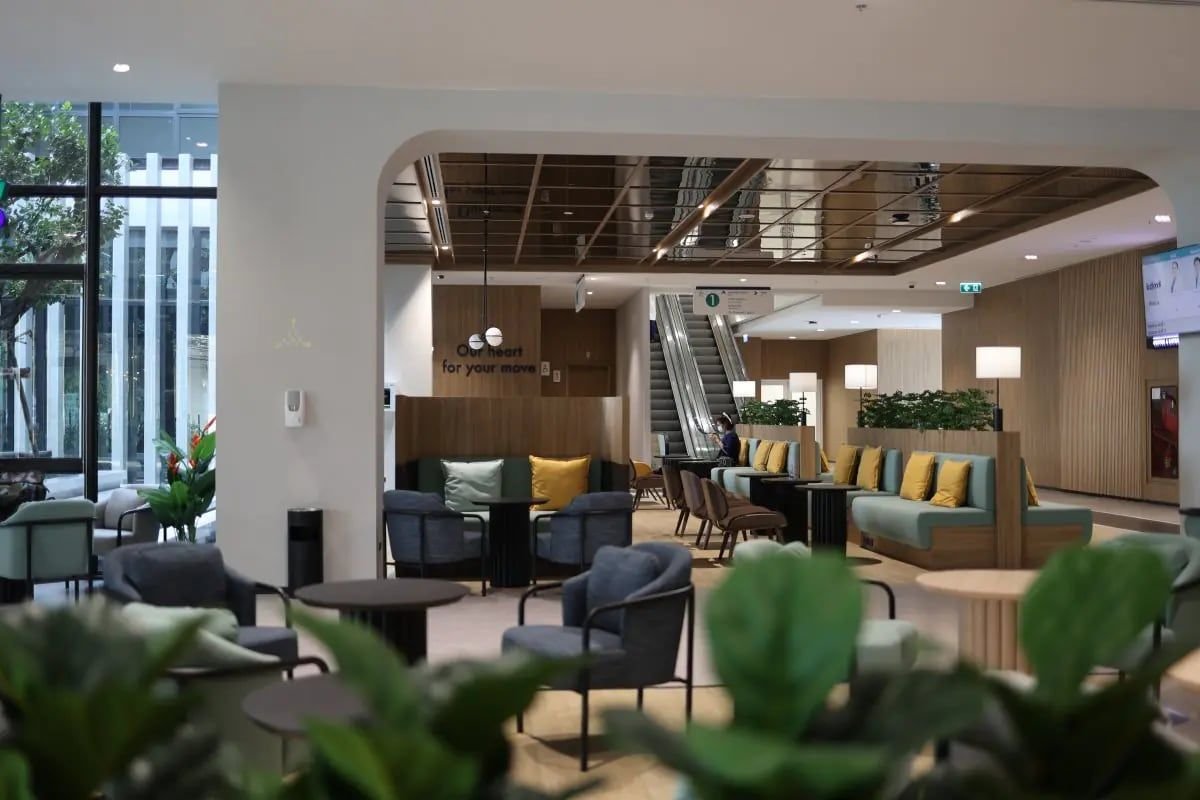 The ground floor lobby and waiting area at KDMS Hospital in Bangkok